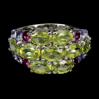 Каблучка. Натуральний перидот, гранат родоліт і танзаніт. Срібло 925. К5956